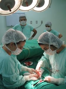 Clínica realizó con éxito la primera cirugía robótica en abdomen a nivel mundial 